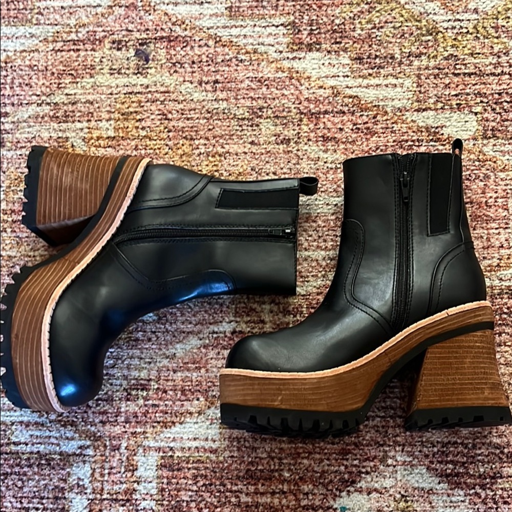 Delia’s Black Leather Platform Ankle Boots
